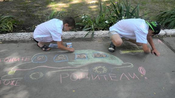 Конкурс детских рисунков на асфальте «Соблюдая ПДД, я дружу с ГИБДД!» провели в Новопавловске