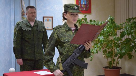 На Ставрополье в преддверии Дня Росгвардии девушки-военнослужащие приняли присягу
