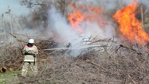 На Ставрополье пожарные борются с горением сухой травы