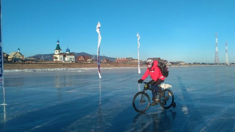 Ледяной Байкал покорила велосипедистка из Ставрополя Наталья Иванова