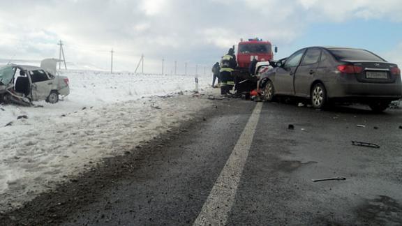 Четыре человека погибли при столкновении трех автомобилей на автодороге «Кавказ»