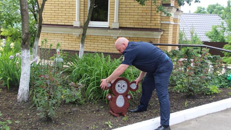 Деревянных героев из мультиков сделали детям осужденные на Ставрополье