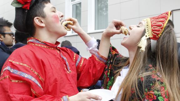 В Ставрополе студенты-медики отметили масленицу, накормив всех блинами