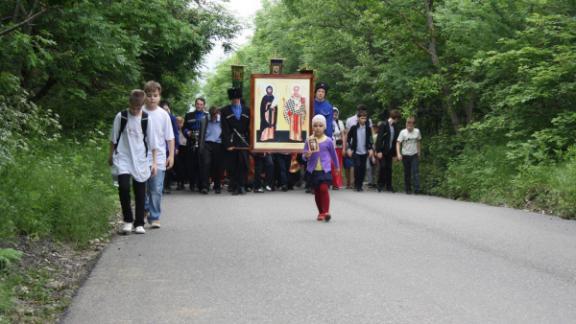 Крестным ходом прошла молодежь Пятигорска в Успенский Второ-Афонский монастырь на Бештау