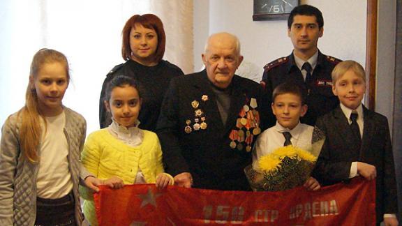 Ветеран войны Григорий Митяй получил копию Знамени Победы от школьников Андроповского района