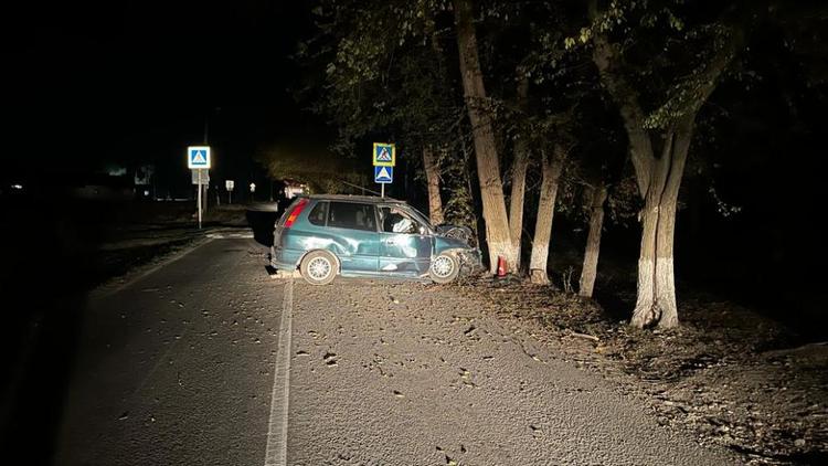 Пьяный водитель автомобиля на Ставрополье врезался в дерево