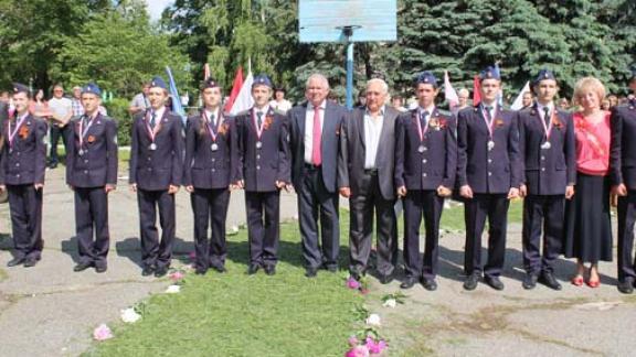 Представители власти поздравили выпускников Кочубеевского района с последним звонком
