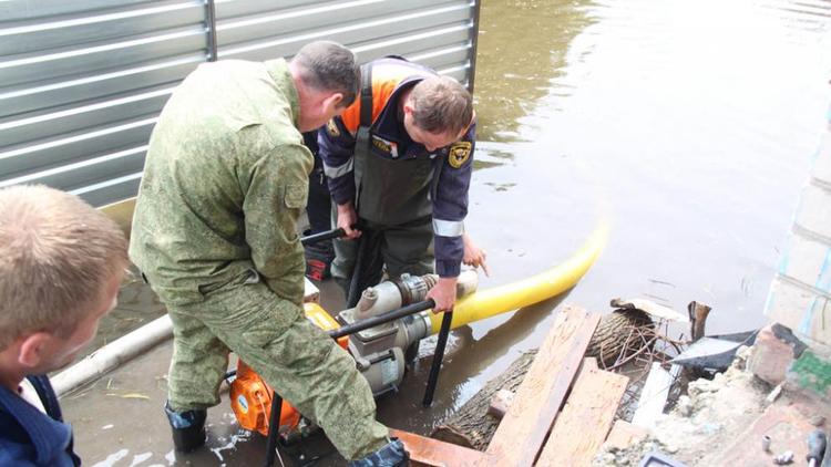 Последствия ливня 7 июня устраняют спасатели в Ставропольском крае