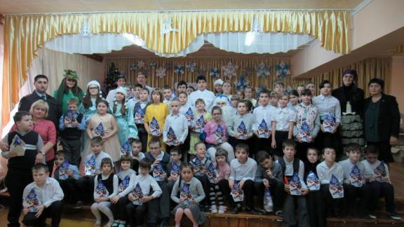 Активисты и полицейские Железноводска подарили воспитанникам школы-интерната новогоднюю сказку