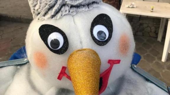 Школу в Ессентуках украсил снеговик-казак