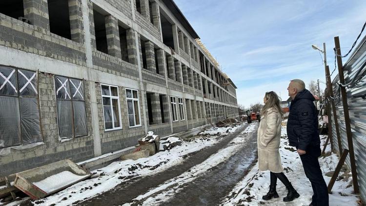 Члены «Единой России» проверили ход строительства школы в Михайловске