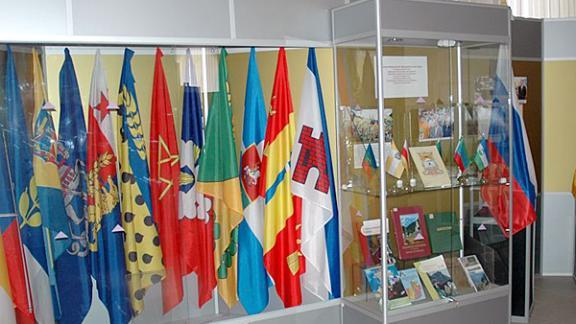 Выставка о флаге и гербе России открыта в музее-заповеднике Ставрополя