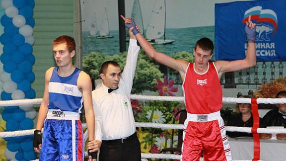 Кочубеевские боксеры успешно выступили на представительном турнире в Таганроге