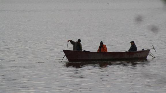 В Красногвардейском районе спасатели подняли со дна озера тело рыбака