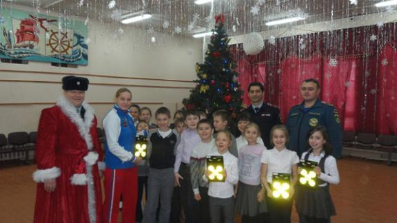 В Андроповском районе Дед Мороз подарил детям фликеры и конфеты