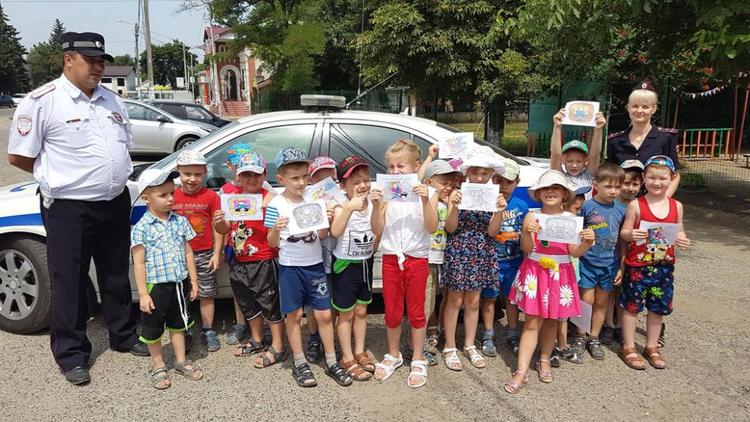 Кочубеевские детсадовцы агитировали водителей стихами и рисунками