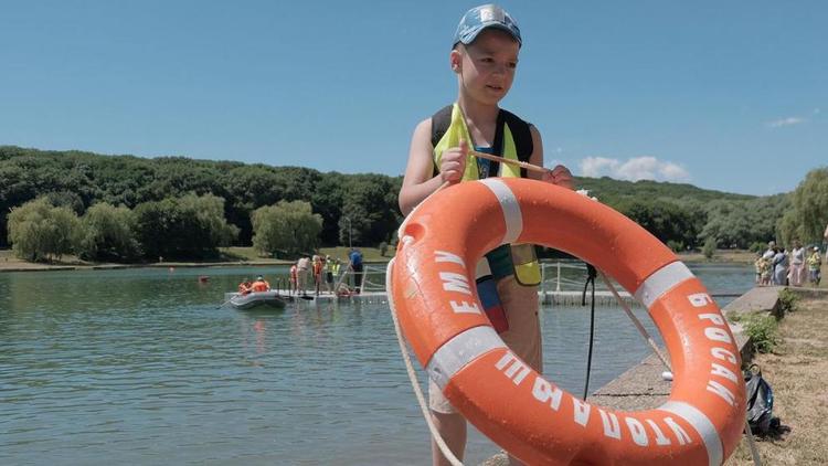 Школьников в Ставрополе учили спасению на воде