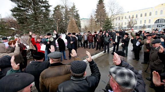 Коммунисты на митинге требовали решить судьбу санатория «Ставрополье» в Сочи