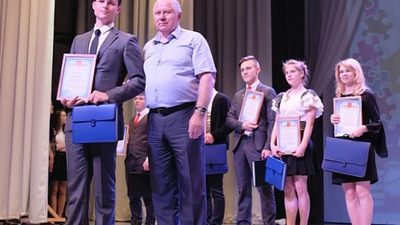 Более ста талантливых школьников наградили в Кочубеевском районе