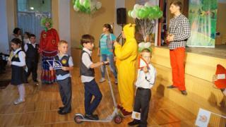 Пятигорские школьники изучают ПДД вместе с актерами театра