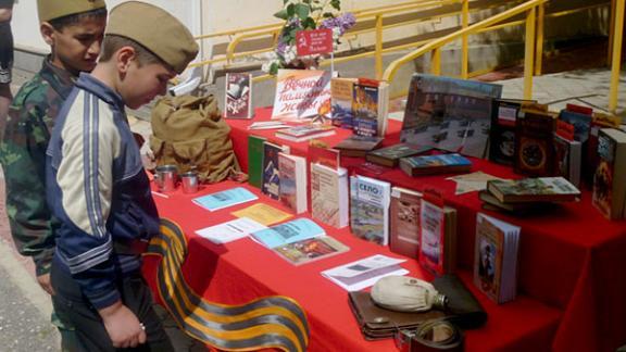 Выставку-инсталляцию к 71-летию Победы организовали в Ипатовской библиотеке