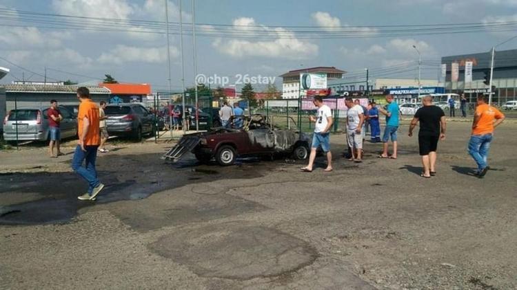 В Ставрополе на улице Кулакова взорвался автомобиль