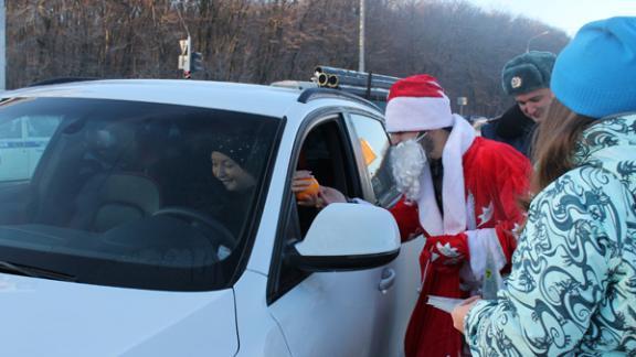 Инспекторы ГИБДД в Ставрополе в роли Деда Мороза провели беседы с начинающими водителями