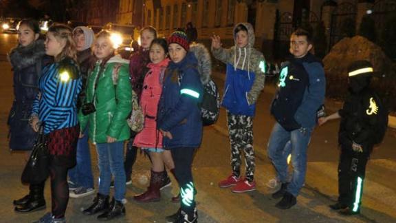 Отдыхающие в санаториях Кисловодска дети пропагандируют «световозвращающую моду»