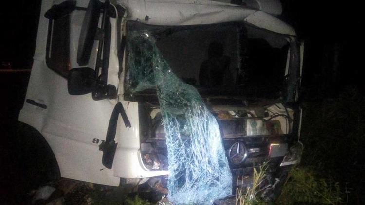 Грузовой «Мереседес» врезался во впереди идущий трактор в Левокумском районе