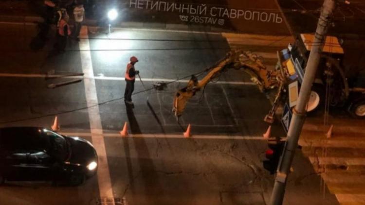 Рабочий и трактор играли в «крестики-нолики» на дороге в Ставрополе