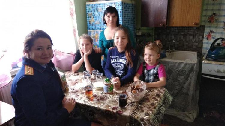 С подарками к многодетной маме пришли следователи Кировского городского округа