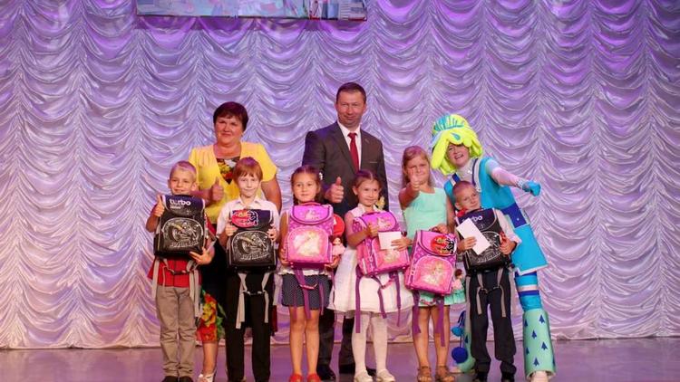 Дети сотрудников «ЕвроХима» в Невинномысске получили школьные ранцы в подарок