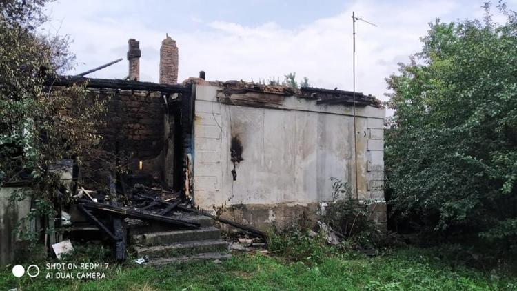 В посёлке Мирном Минераловодского округа сгорел двухквартирный дом