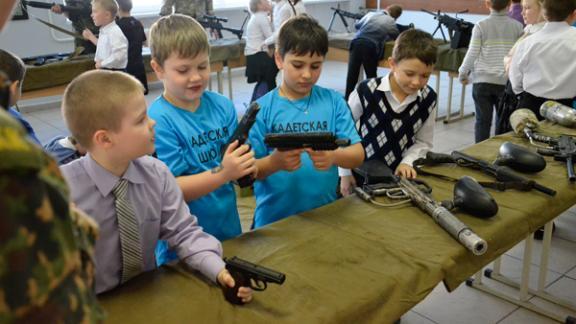 Выставка стрелкового и спортивного оружия прошла в кадетской школе в Ставрополе