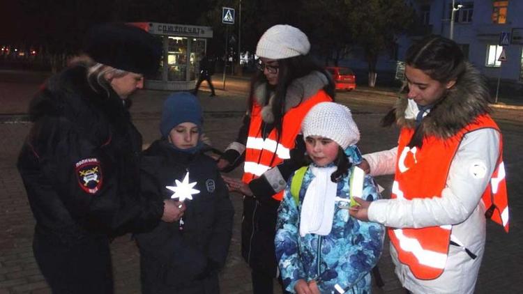 Тысячу «маячков безопасности» вручили сверстникам ЮИДовцы одной из школ Лермонтова