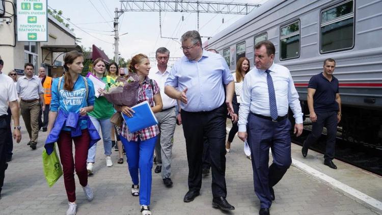 Губернатор Владимир Владимиров встретил иркутских детей, приехавших на Ставрополье