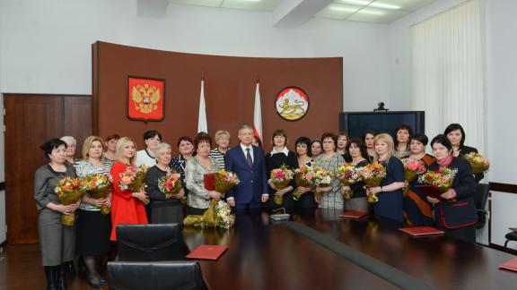 Лепестками роз осыпали женщин 8 марта во Владикавказе