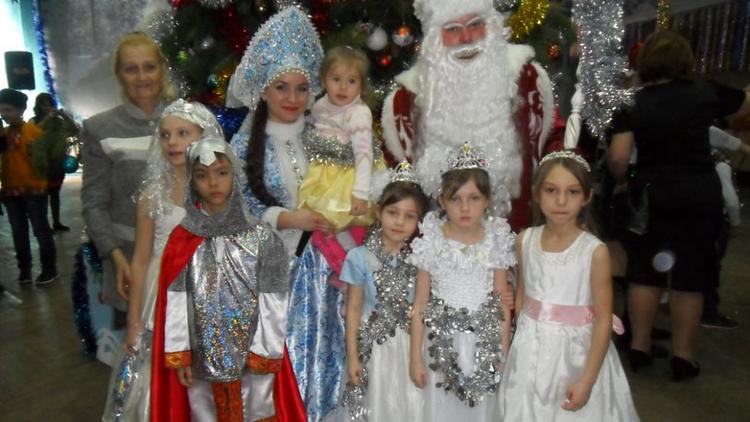 В гостях у елки побывали дети с ограниченными возможностями Александровского района