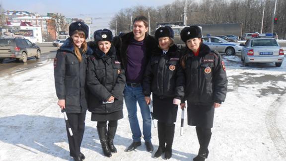 Сотрудницы Госавтоинспекции поздравили ставропольских водителей