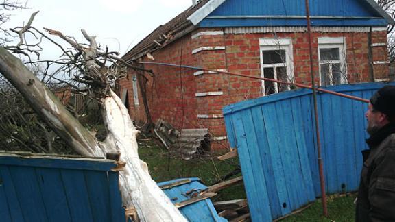 На Ставрополье штормовой ветер повредил здания и провода