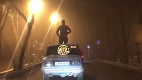 Танцы на капоте движущихся «Жигулей» устроил парень в Пятигорске