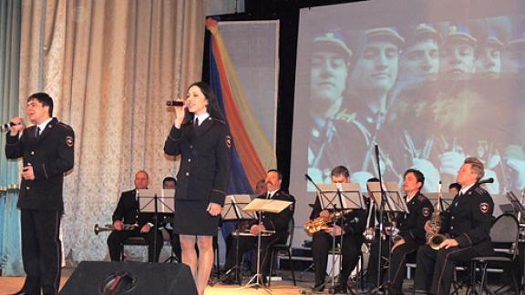 С необычным концертом выступили артисты краевого культурного центра МВД в Дивном