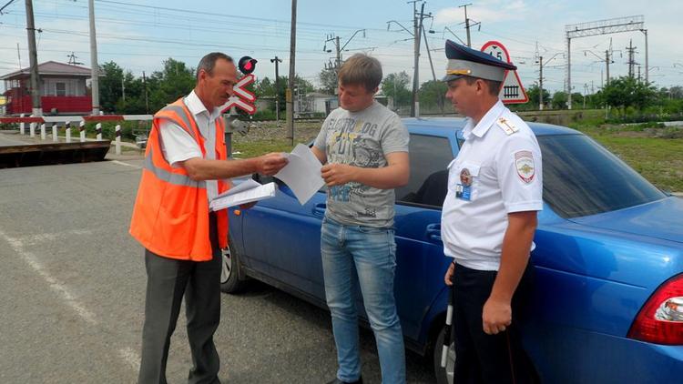 На Ставрополье сотрудники ГИБДД призвали водителей к бдительности на жд переездах