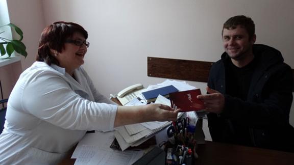 Медики на Ставрополье пишут рекомендации на памятках с призывом соблюдать правила БДД