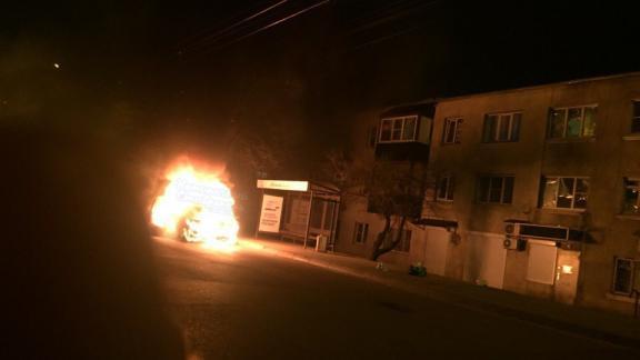 Иномарка сгорела ночью в Ставрополе за несколько минут
