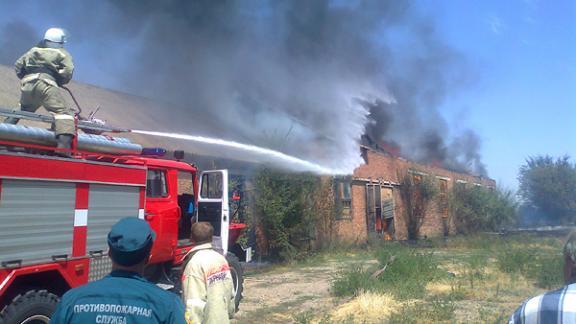 Крупный пожар в селе Гофицком грозил уничтожить АЗС, химический склад, кафе и мельницу