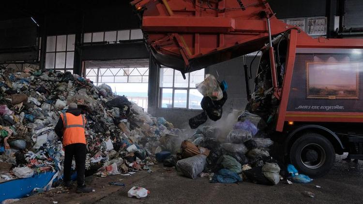 Более 200 тысяч жителей Ставрополья платят за вывоз мусора со скидкой
