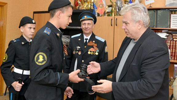 «Ставропольская правда» подарила кадетам-ермоловцам «раненый» в бою фотоаппарат
