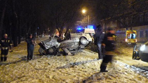 Водитель иномарки в Ставрополе врезался в дерево и погиб