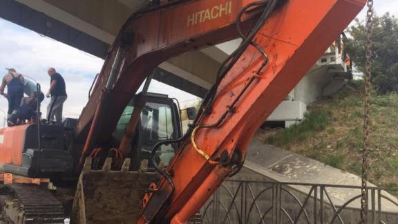 Грузовик с экскаватором застрял под мостом в Ставрополе